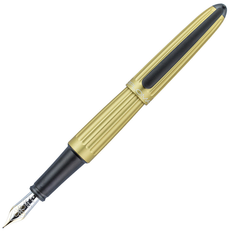 diplomat-aero-champagne-fountain-pen-pensavings