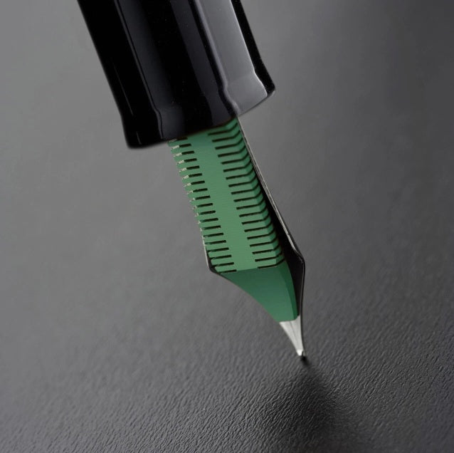 Delta Magnifica Oversized Fountain Pen, Black Lacquer & Green