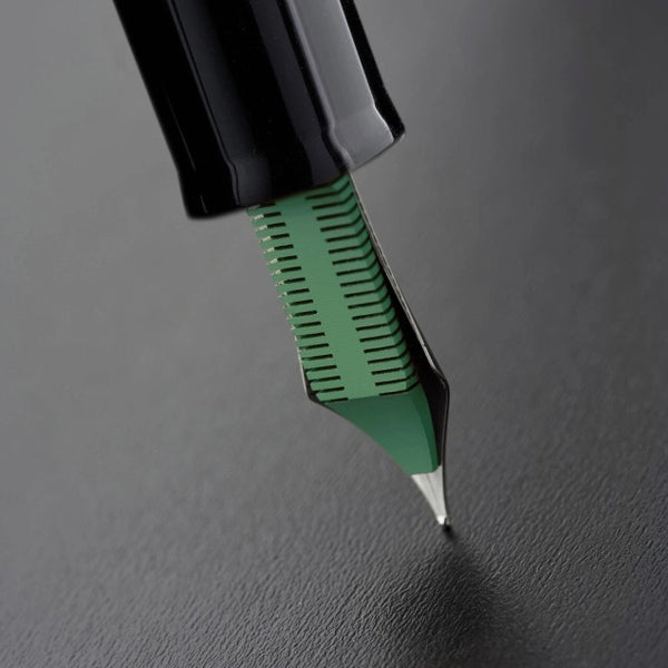 Delta Magnifica Oversized Fountain Pen, Black Lacquer & Green