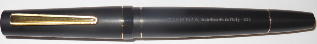 maiora-impronte-oversized-black-fountain-pen-fine-closed-pensavings